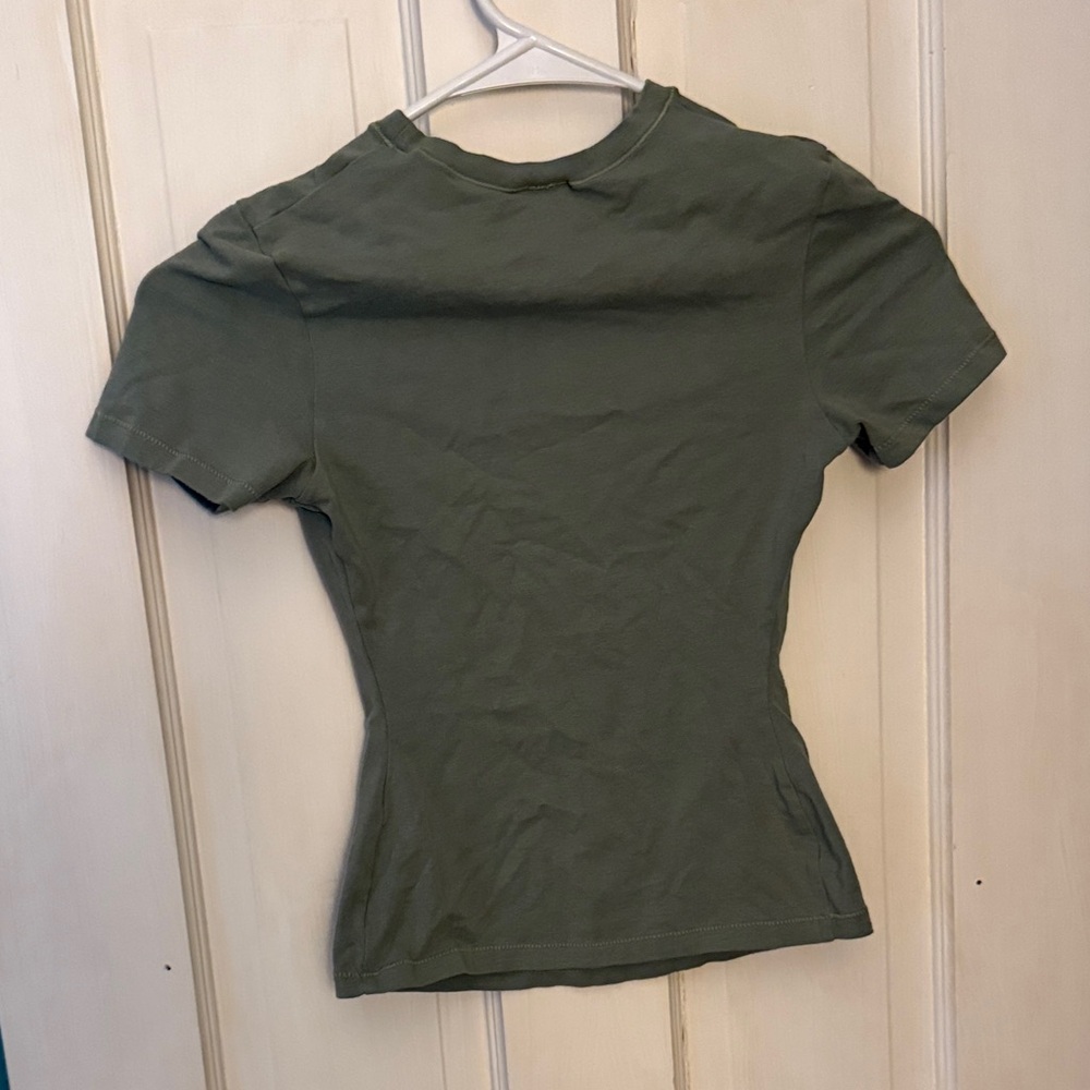 SKIMS Olive Short Sleeve Tee - Picture 3 of 3